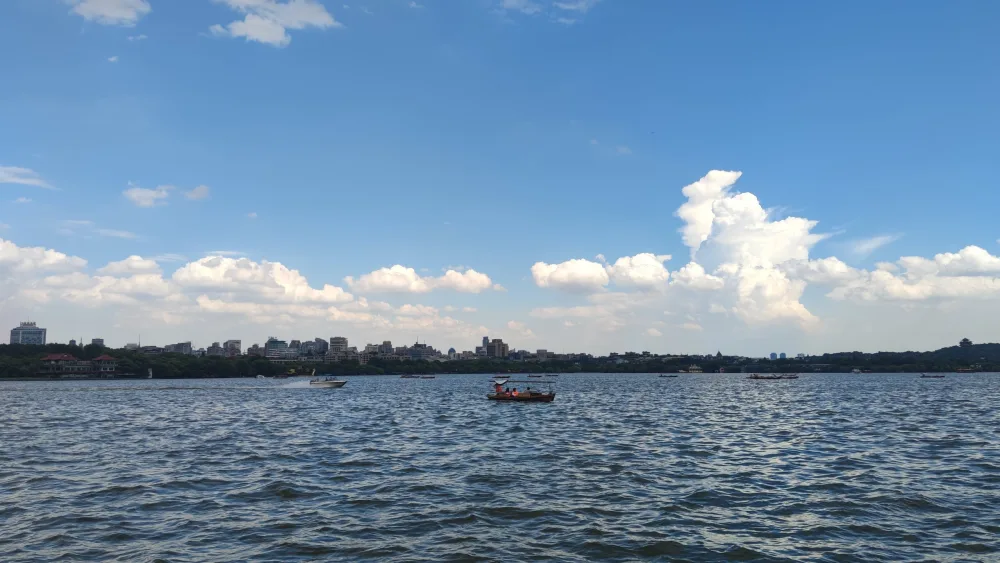 湖上晴云，拍摄于杭州
