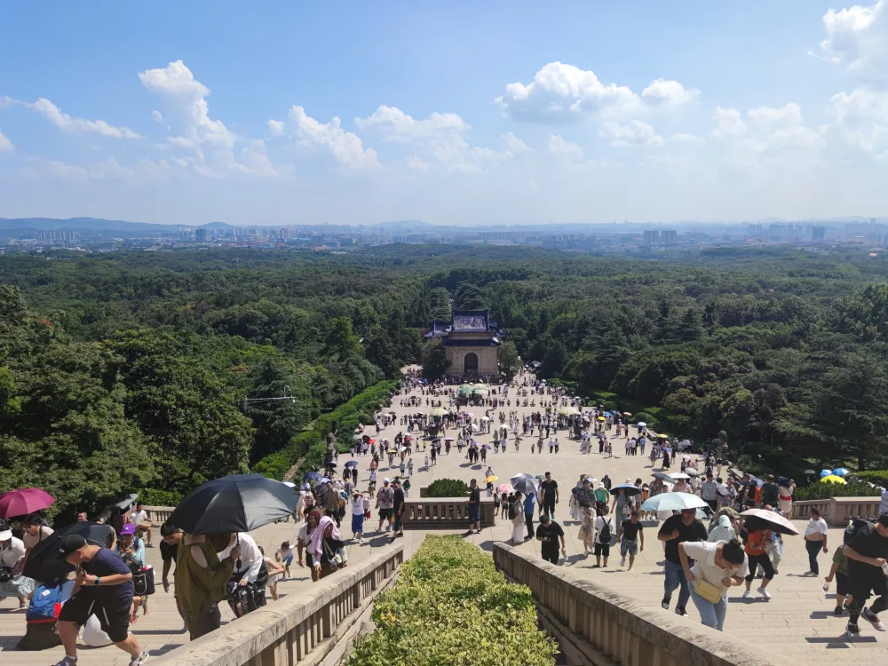 陵园盛夏，拍摄于南京